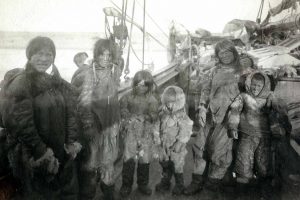 Ogluli and family aboard the Gjoa